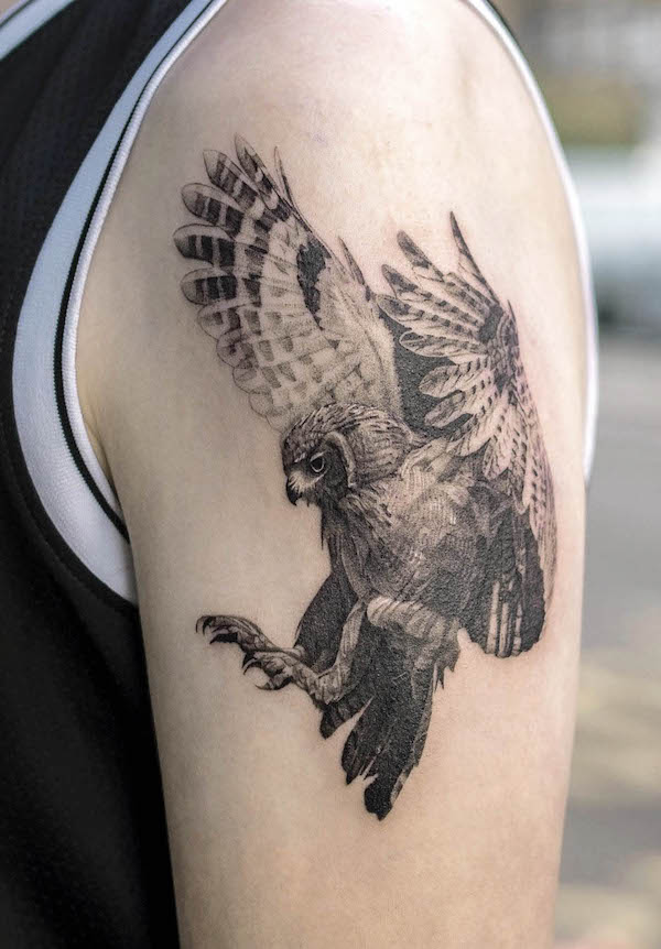 Un gufo volante tatuato sulla manica da @start.your_.line_