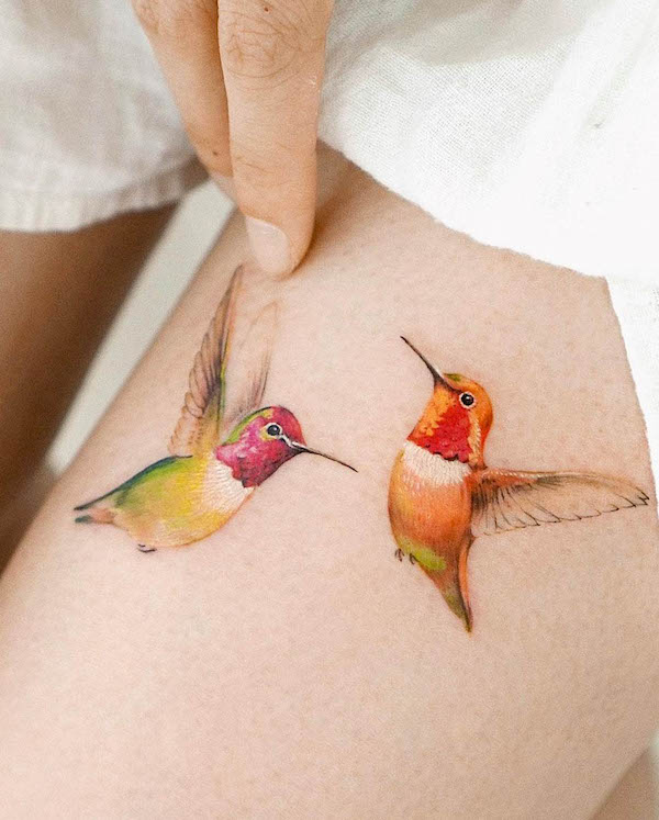 Tatuaggio carino di colibrì sulla coscia da @abii_tattoo