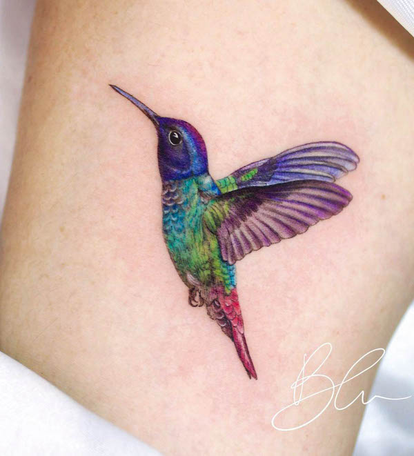 Tatuaggio colibrì colore arcobaleno di @blu.tattoo