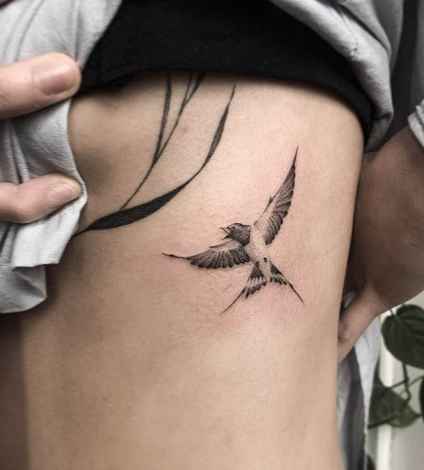 Tatuaggio con costola di passero in bianco e nero di @lucyctattoos