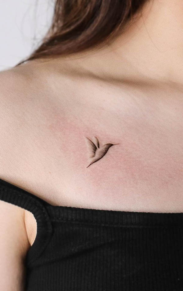Un unico tatuaggio di colibrì in rilievo realizzato da @tattooist_bear