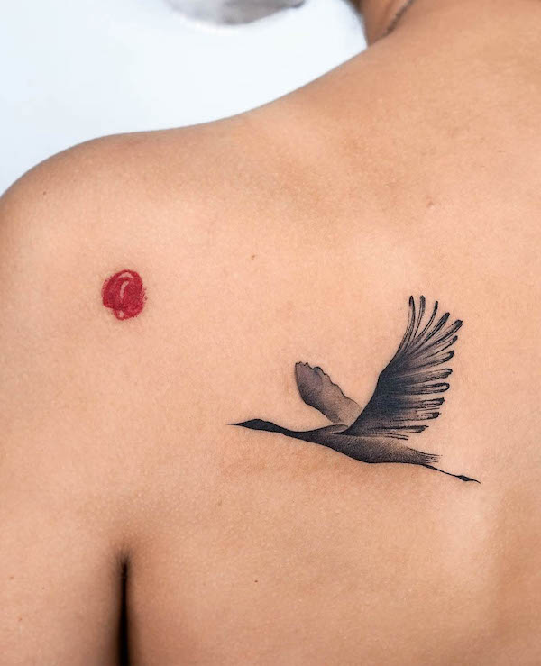 Tatuaggio con gru e sole di @choiyun_tattoo