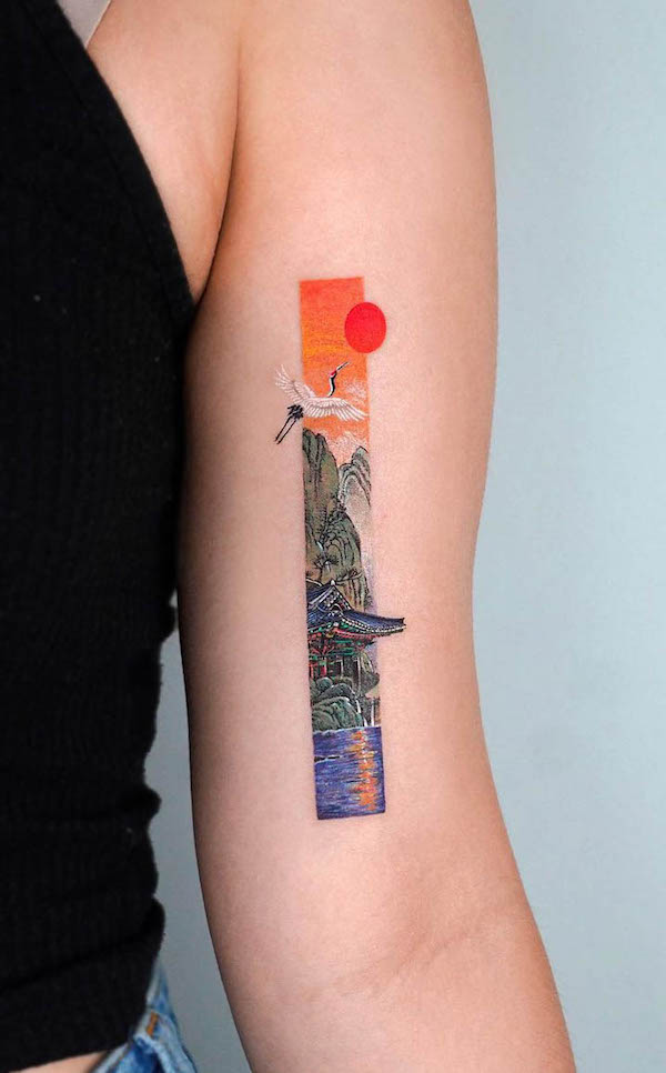 Tatuaggio del paesaggio verticale con gru di @tattooist_eq