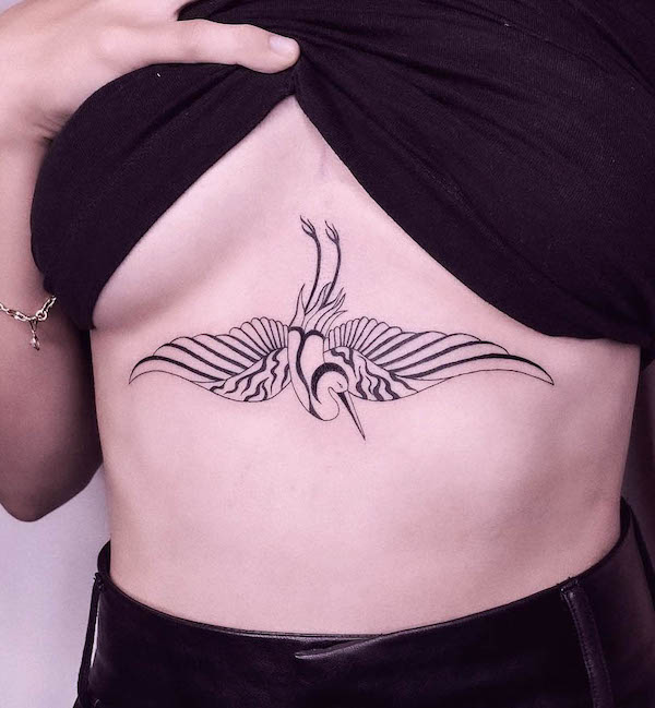 Tatuaggio di gru sullo sterno di @saskiapatrice