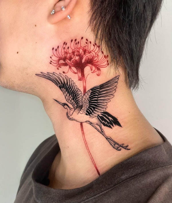 Gru e giglio ragno rosso tatuaggio sul collo da @hazy_tattoos