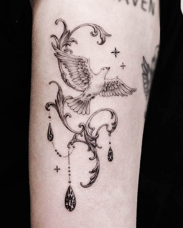 Splendido tatuaggio di colomba da @auua.tattoo
