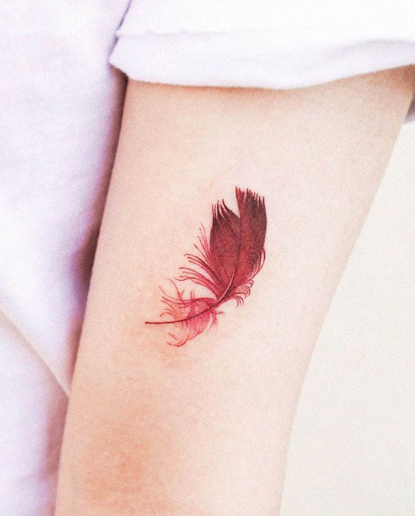 Tatuaggio con piume rosse di @hansantattoo
