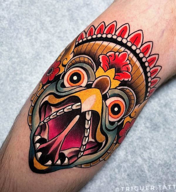Tatuaggio Garuda a colori in grassetto di @triguer.tattoo