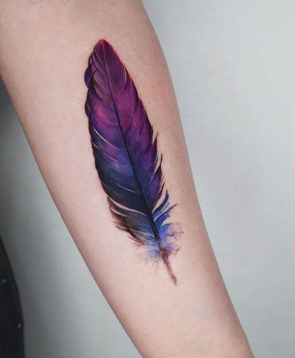Tatuaggio con piuma magica di @tattooist_coldy