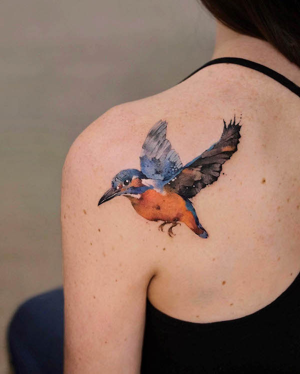 Tatuaggio di scapola di martin pescatore di @newtattoo_qiqi