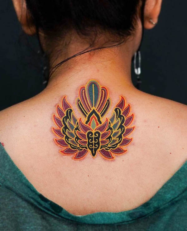 Tatuaggio tradizionale con simbolo del Garuda sulla nuca di @nadcil