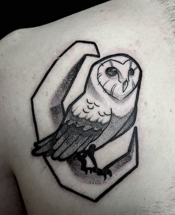 Tatuaggio gufo geometrico di @ohbabytattoostudio