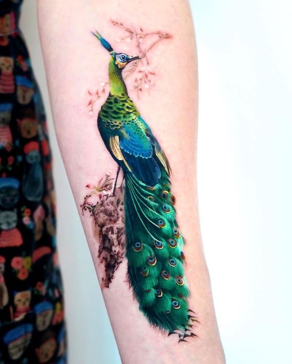 Stupendo intricato tatuaggio di pavone di @mooongnyum_tattoo