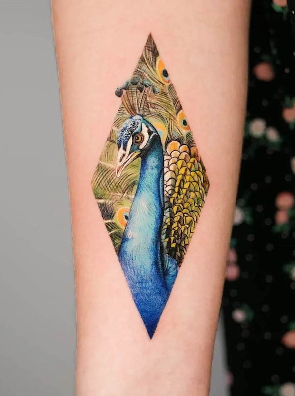 Pavone di diamanti sul braccio di @thommesen_ink