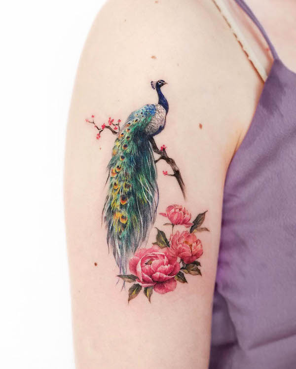 Tatuaggio con fiori e pavone di @donghwa_tattoo