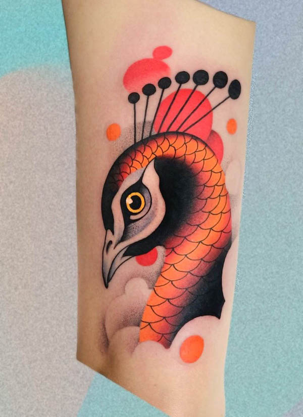Tatuaggio con ritratto di pavone di @eisenherztattoopiercing