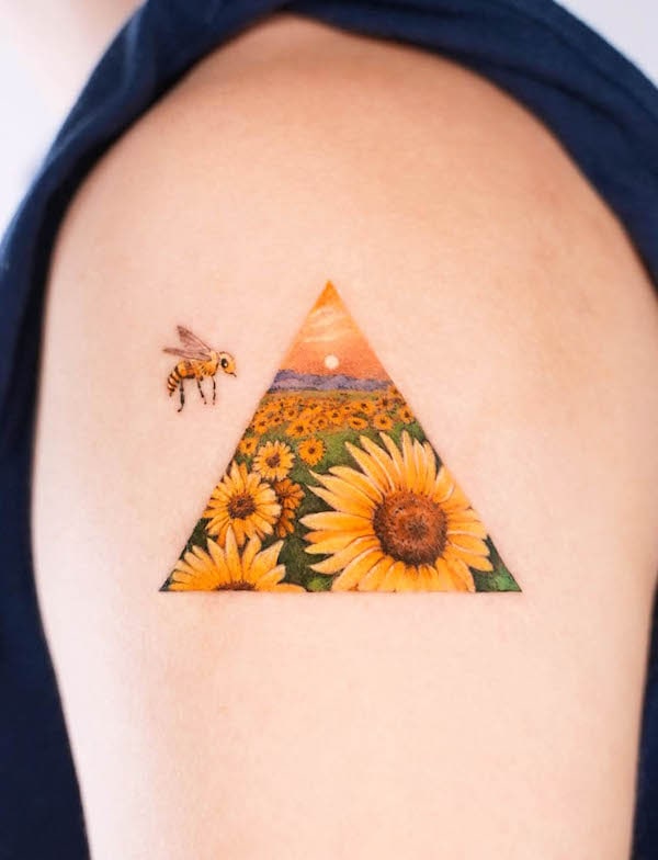 Tatuaggio con girasole e ape di @ornot_tattoo