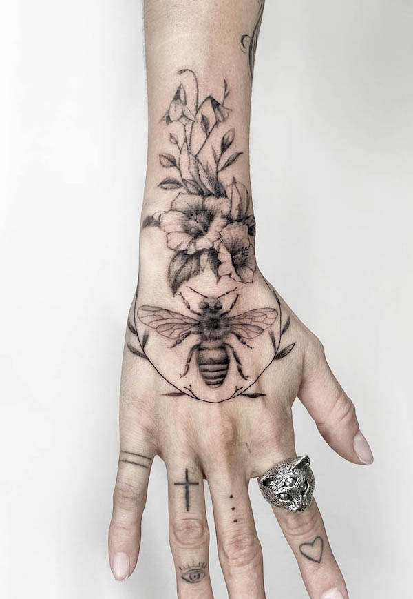 Intricato tatuaggio a mano di ape di @jairballinastattoo