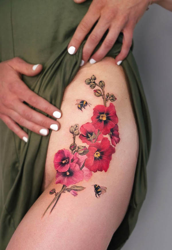 Splendido tatuaggio sulla coscia con api e fiori di @picsola