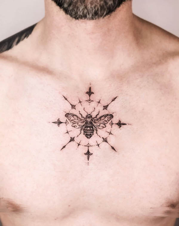 Tatuaggio intricato del petto con ornamento ape da @auua.tattoo