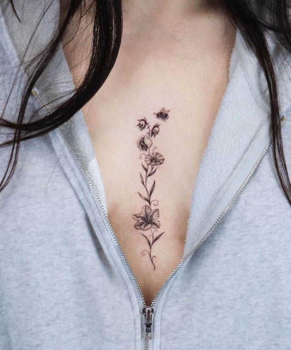 Elegante ape tra le tette tatuaggio di @modoink_vivi