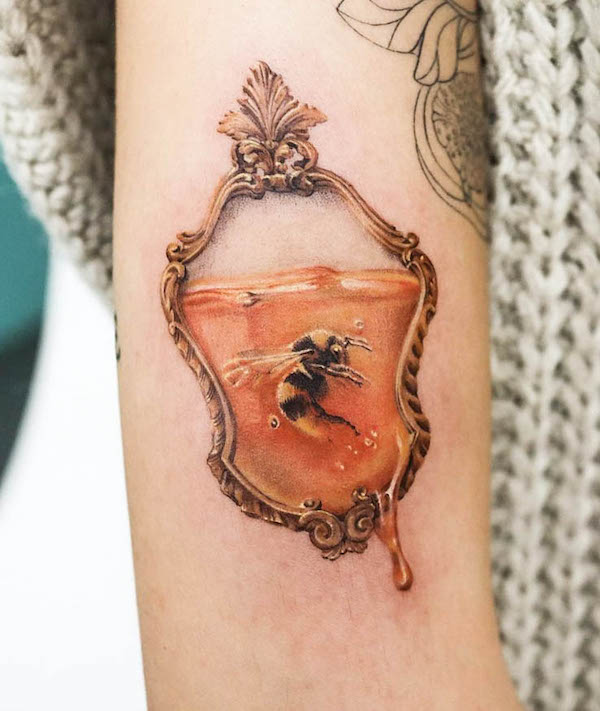 Tatuaggio Bee in honey di @mumi_ink