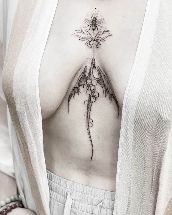 Tatuaggio dello sterno con drago e ape di @waitakerewitch
