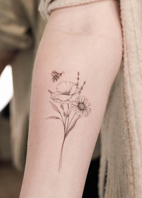 Tatuaggio semplice con ape e fiori da @monochrom.ink