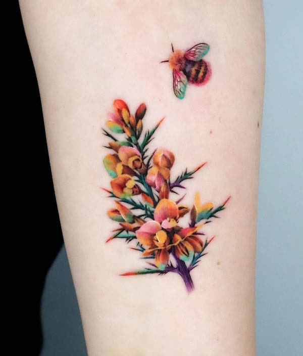 Tatuaggio con fiori e api di @non_lee_ink