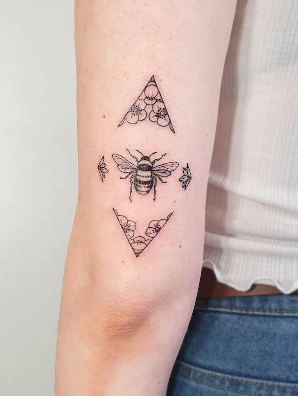 Tatuaggio di ape ornamentale di @la_mome_indigo