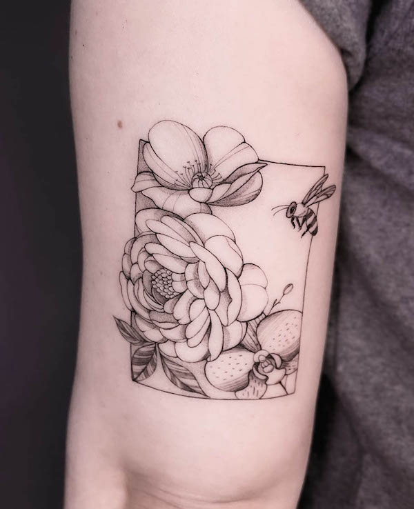 Tatuaggio di fiori e cornici di api di @lauvaan