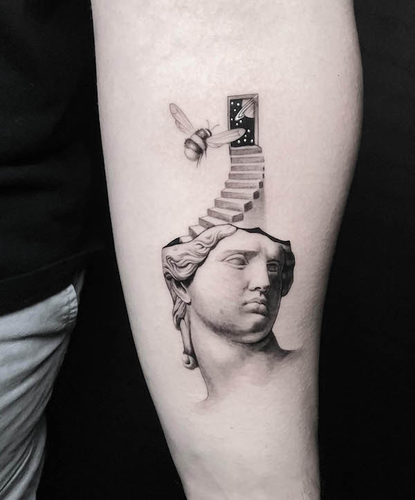 Tatuaggio di un'ape concepita di @skylerespinoza