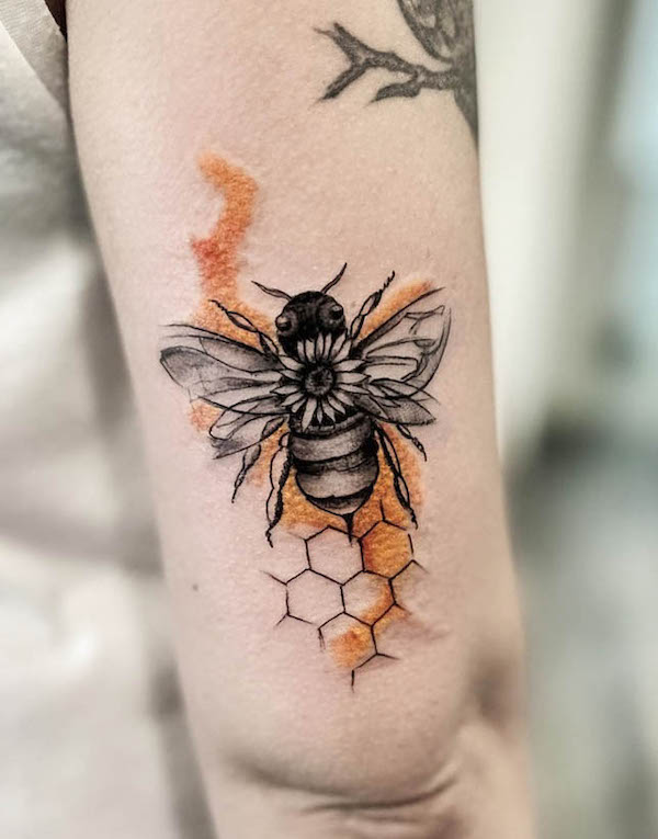 Tatuaggio con ape e alveare di @cezart_tattoo