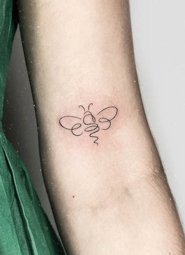 Tatuaggio ape semplice e astratta di @looezzink