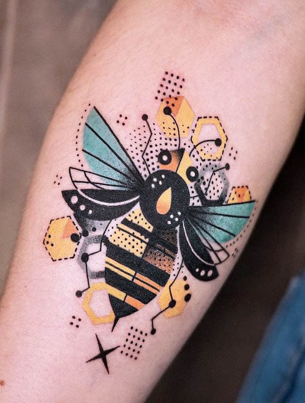 Tatuaggio ape intricato di @hen_tattooer
