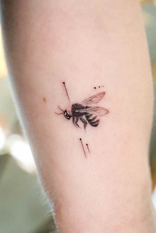 Tatuaggio realistico di ape di @tivas