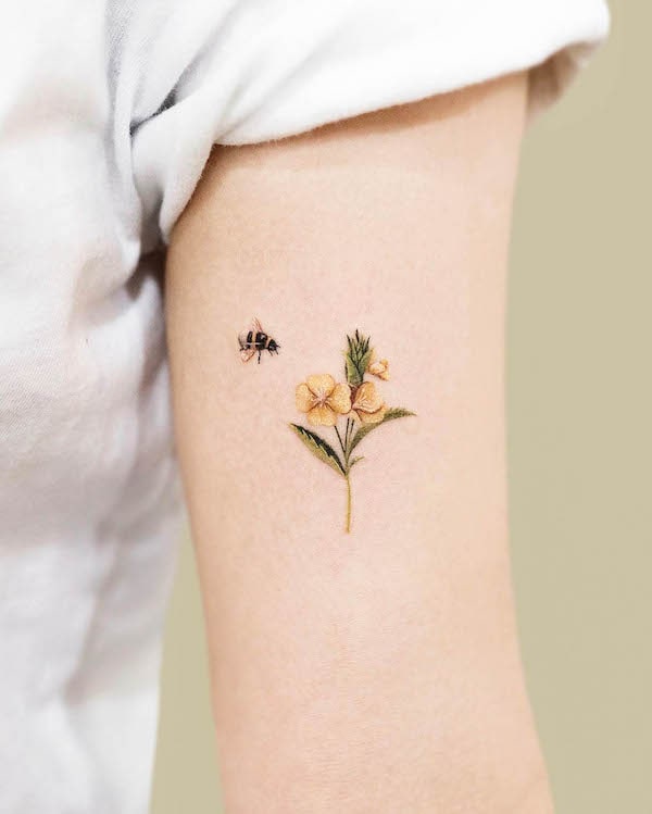 Piccolo fiore e ape da @tattoo.pencil