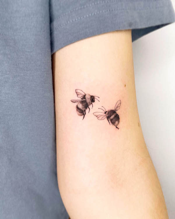 Tatuaggio Bumblebee sulla parte superiore del braccio di @beckydonnellytattoo
