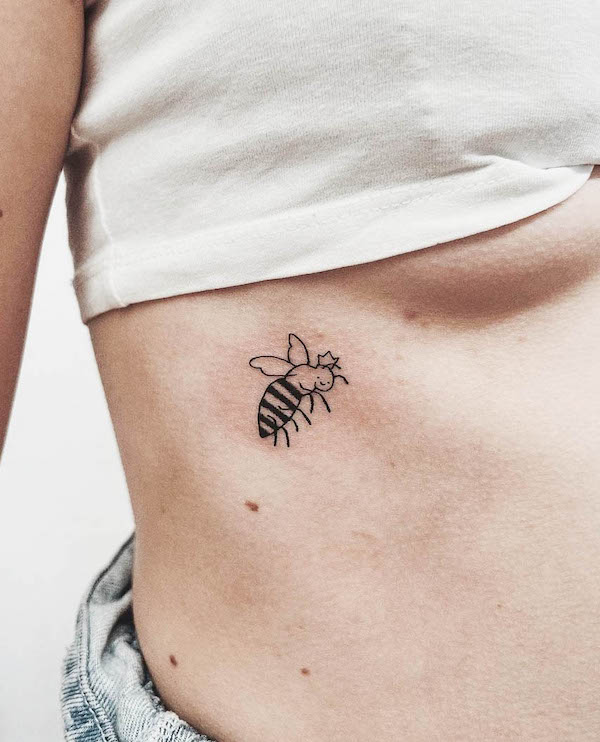 Tatuaggio di ape da @na.nago_