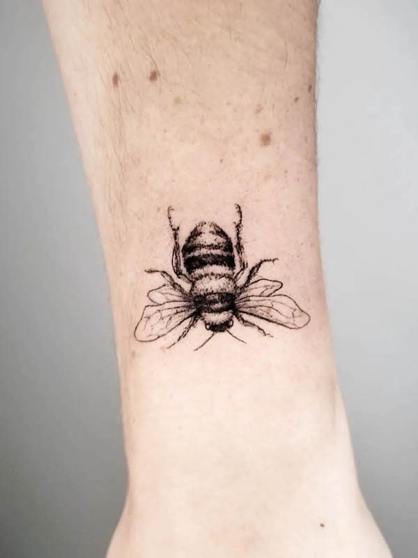 Tatuaggio del polso di ape da @nus.tattoo