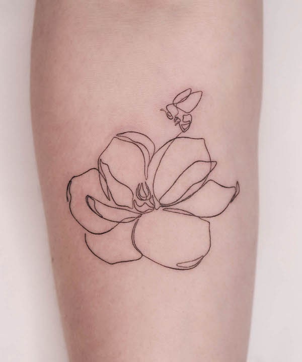 Tatuaggio minimalista con ape e fiore di @unotattoonyc