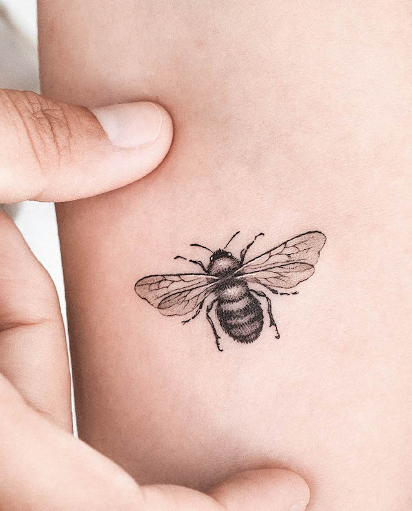 Piccolo e semplice tatuaggio di ape di @choiyun_tattoo