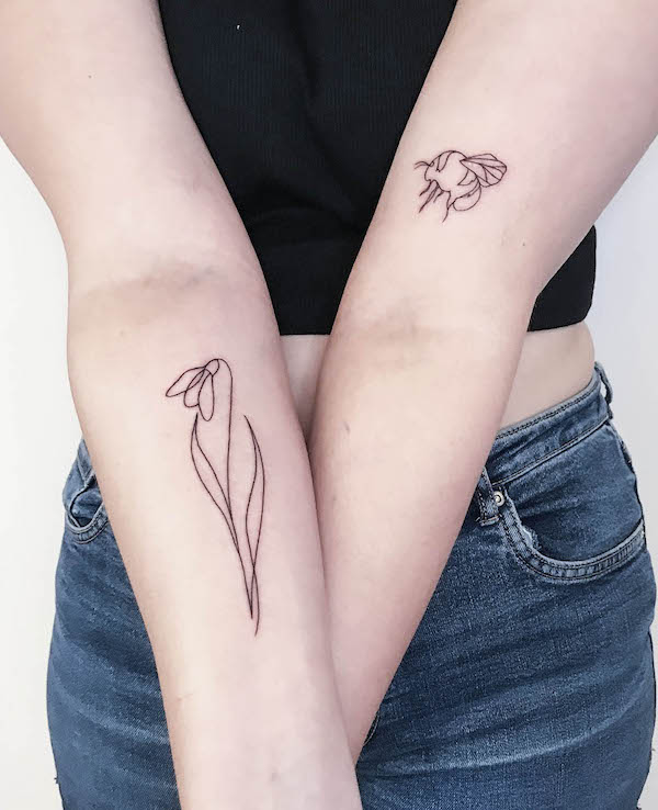 Tatuaggi di fiori e api abbinati di @stienevsart