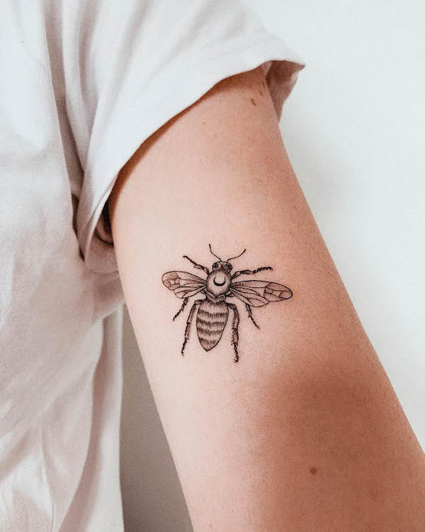 Semplice tatuaggio di ape lunare di @cathiscosmos
