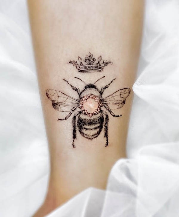 Il tatuaggio dell'ape regina di @boratattoo