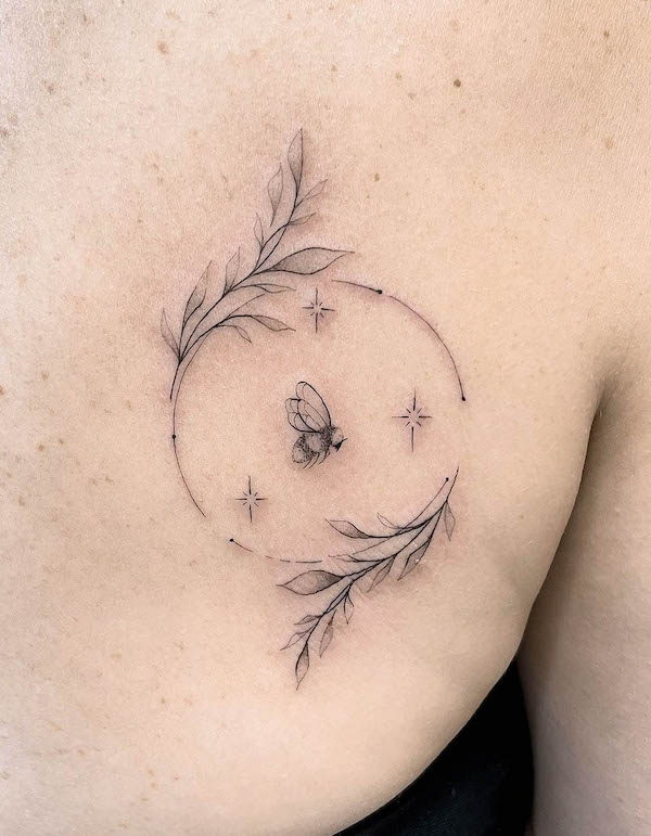 Tatuaggio con ape e pianta da @claire.everywhere