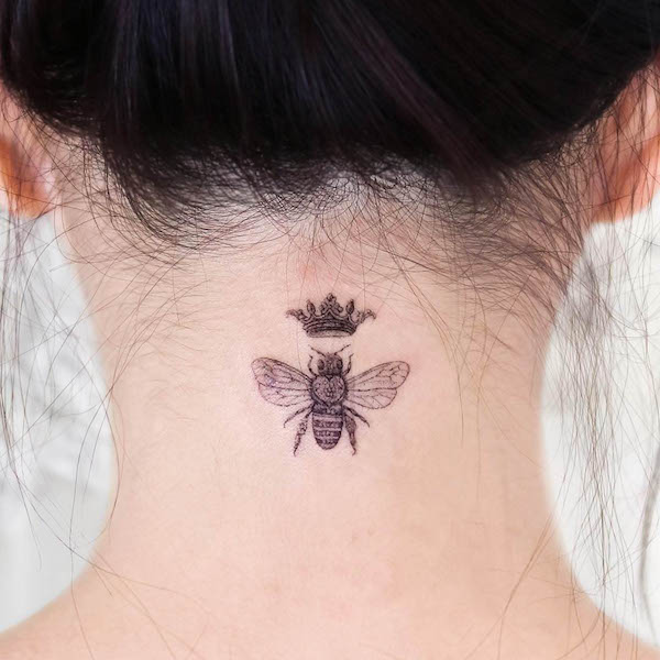 Tatuaggio sul collo dell'ape regina di @palette.tt_