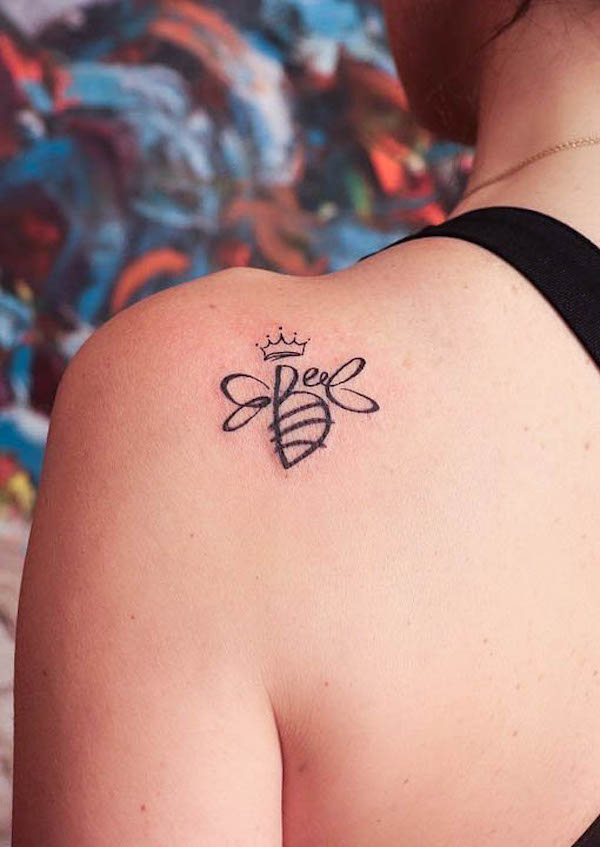 Tatuaggio Queen bee script di @loyatattoo