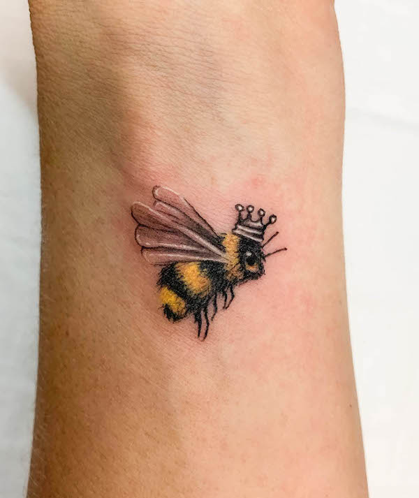 Tatuaggio da polso con ape regina di @katoskinner