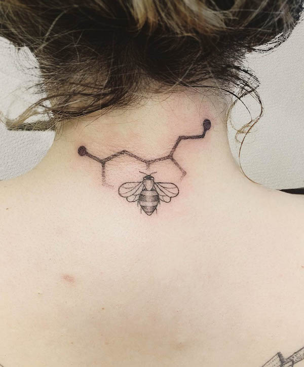 Tatuaggio ape e nido d'ape sul collo di @goldencobratattooclub